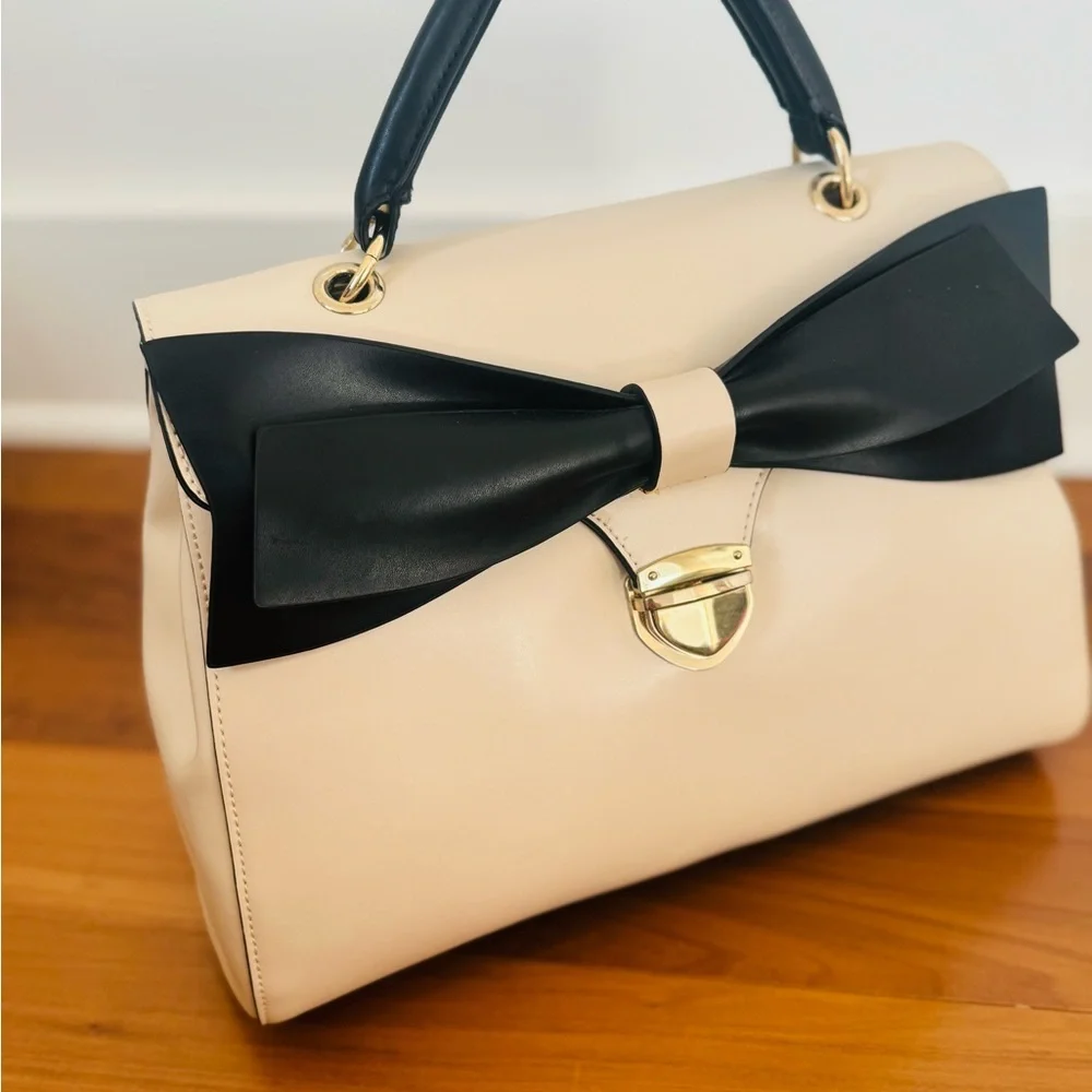 Big Neutral color bag with Black Bow and top handle and removable strap Aldo